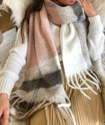 JULIA, est une écharpe d’une douceur incomparable Carreaux gris, ecru et rose Elle saura vous tenir chaud tout au long de l’hiver ! Un vrai accessoire de mode ! Dimensions : 200 x 42 cm