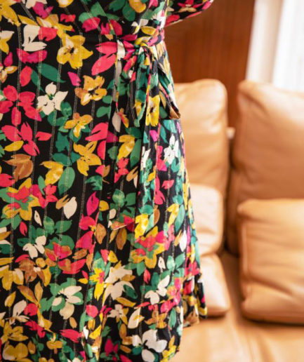Féminine, fluide et florale, CLARA est la robe élégante que l’on aime porter sous une petite maille ou une veste en cuir. Forme portefeuille à nouer Joli décolleté V Imprimé fleuri multico avec petit fil lurex qui apporte une touche de lumière Volants en bas de robe