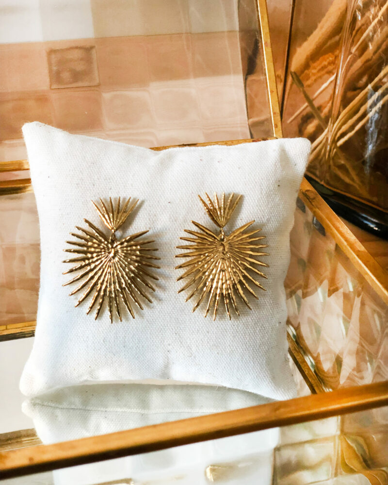 LOVIE, nos boucles d’oreilles qui feront sensation ! Pampilles martelées dorées Très jolies portées avec les cheveux relevés. Dimensions : – hauteur : 4 cm – largeur : 3 cm En Acier inoxydable et hypoallergénique, ce bijou résiste à l’eau et ne noircit pas