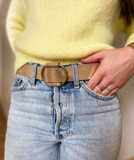MAYA est une jolie ceinture en cuir doré Fermeture par boucle en métal aspect laiton Largeur : 3cm Longueur réglable Véritable accessoire de mode, cette ceinture sait joliment mettre en valeur vos jeans et vos plus belles robes !