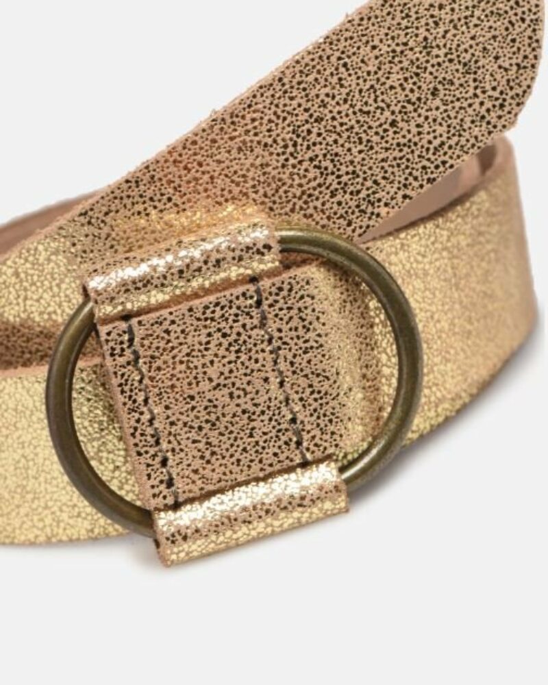 MAYA est une jolie ceinture en cuir doré Fermeture par boucle en métal aspect laiton Largeur : 3cm Longueur réglable Véritable accessoire de mode, cette ceinture sait joliment mettre en valeur vos jeans et vos plus belles robes !