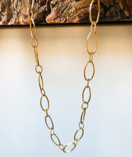 Notre collier Elsa avec maillons ovales fera sensation ! De couleur doré, il apportera une touche de lumière à vos looks et habillera votre décolleté ! Longueur : 42cm dont 7cm réglable En Acier inoxydable et hypoallergénique, ce bijou résiste à l’eau et ne noircit pas