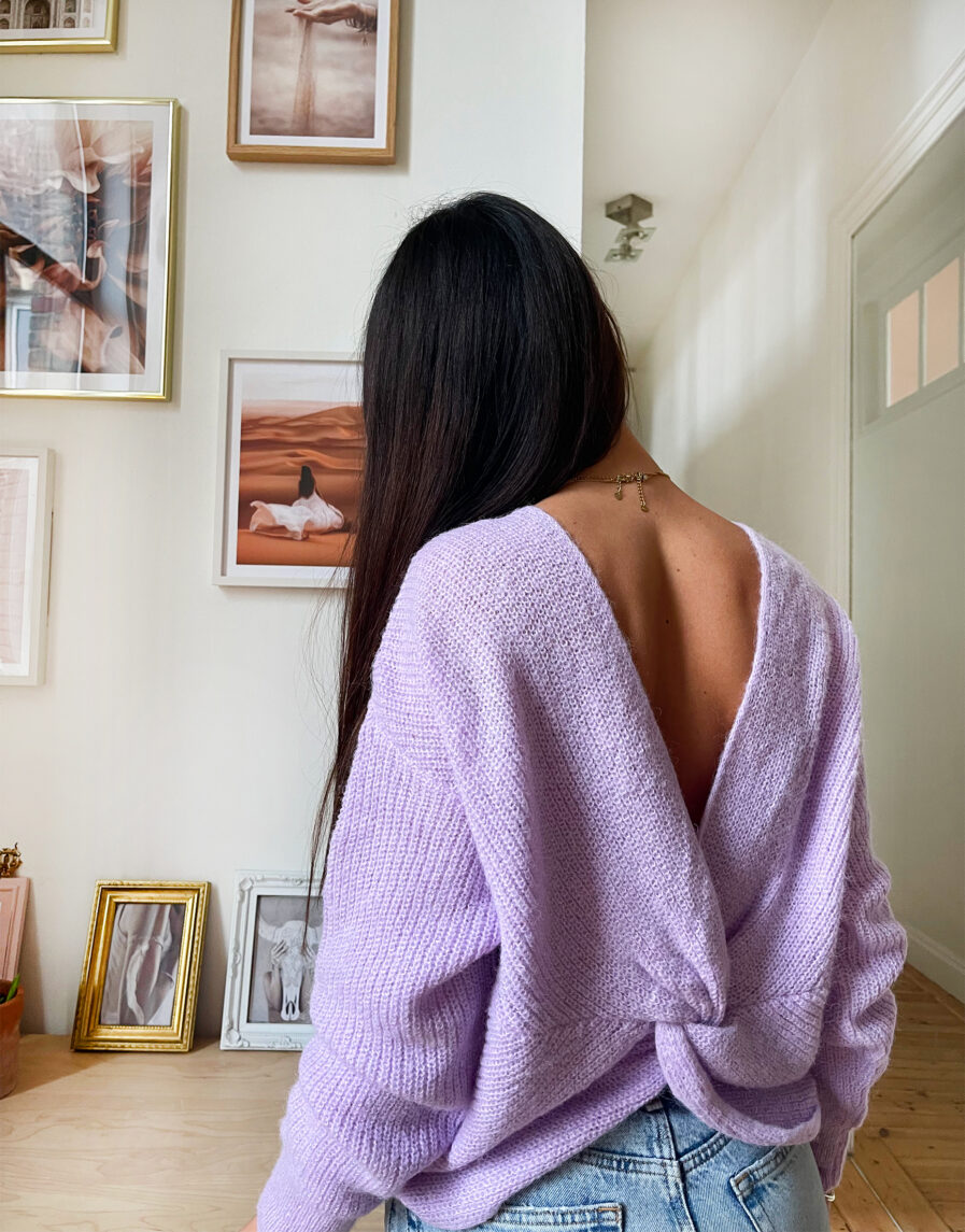 Coup de coeur pour le joli dos de notre pull JOHANNA Noeud croisé dans le dos Se porte à l’endroit ou à l’envers On raffole de sa maille douce et de son joli coloris lavande… parfait pour illuminer le teint On aime le porter au dessus d’un petit caraco fines bretelles avec un jean et une paire de sneakers !