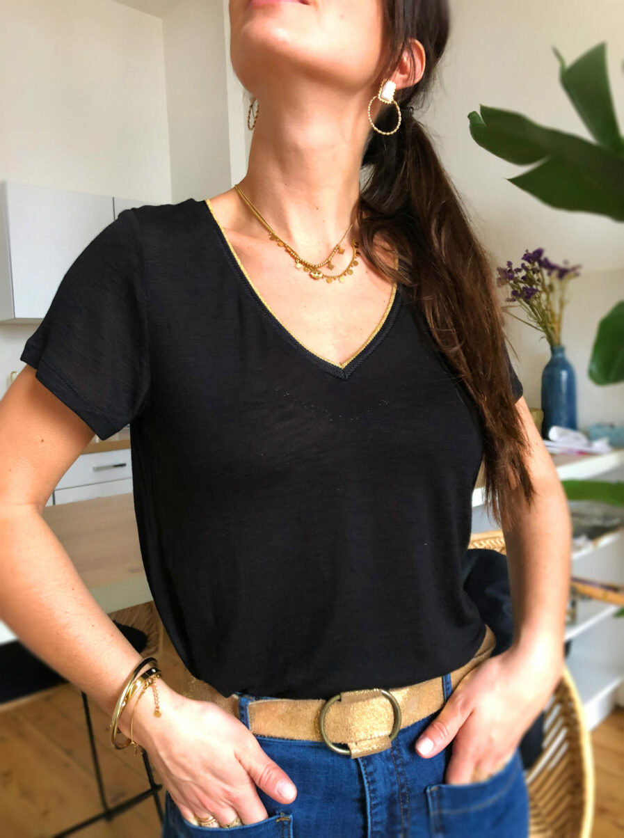 Notre t-shirt MARIA est le modèle basique et intemporel à avoir dans son dressing ! En viscose, il est fluide et très agréable à porter. On aime son encolure V soulignée par un petit liseret en lurex doré. Simplicité et féminité assurées ! On aime : – Appuyer le lurex doré avec de jolis bijoux or