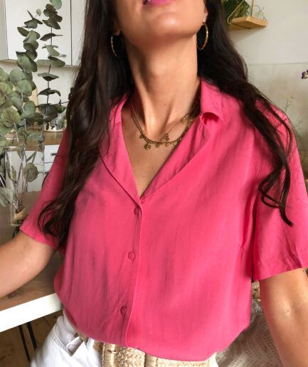 OLIVIA est un chemisier manches courtes à la couleur éclatante ! Col revers Modèle boutonné sur l’avant Viscose naturelle, fluide agréable à porter Il apportera une dose de pep’s à tous vos looks printaniers !