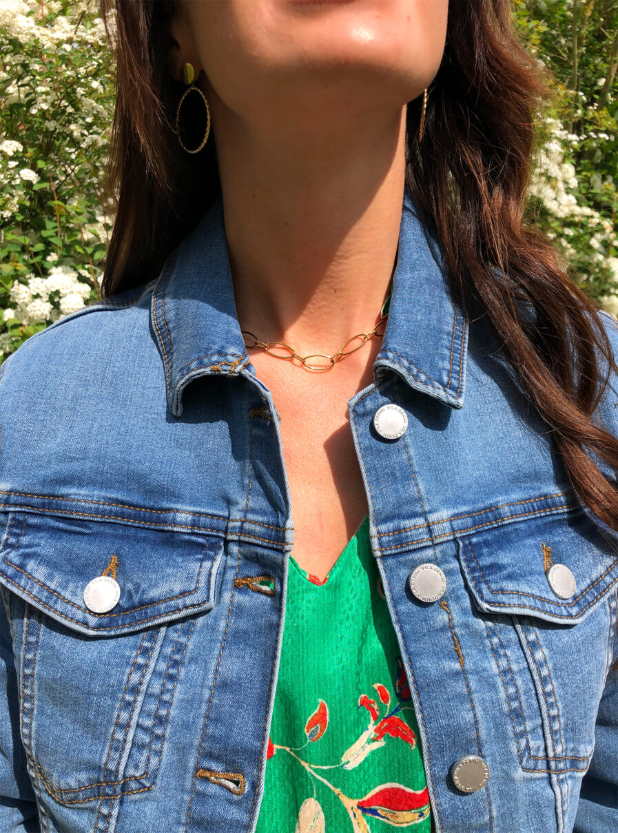 TESSA, notre iconique veste en jean au délavage parfait ! Quel que soit votre style, vous pourrez l’adoptez ! Boutonnée sur l’avant 2 poches plaquées poitrine On aime : – la porter au dessus de nos robes longues bohêmes avec une paire de sandales – l’associer à un petit tee shirt blanc et une jupe fluide – Sa coupe féminine près du corps