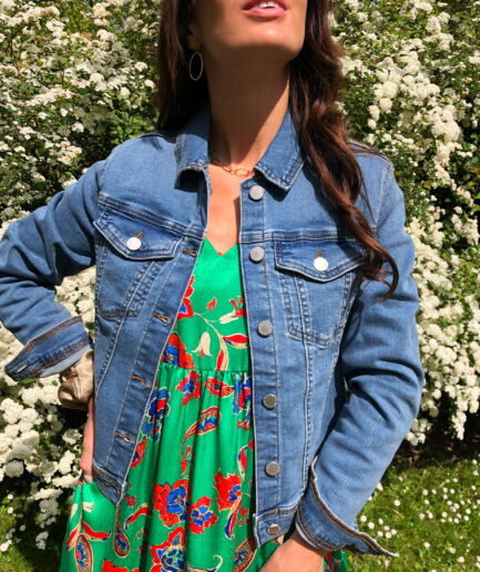 TESSA, notre iconique veste en jean au délavage parfait ! Quel que soit votre style, vous pourrez l’adoptez ! Boutonnée sur l’avant 2 poches plaquées poitrine On aime : – la porter au dessus de nos robes longues bohêmes avec une paire de sandales – l’associer à un petit tee shirt blanc et une jupe fluide – Sa coupe féminine près du corps
