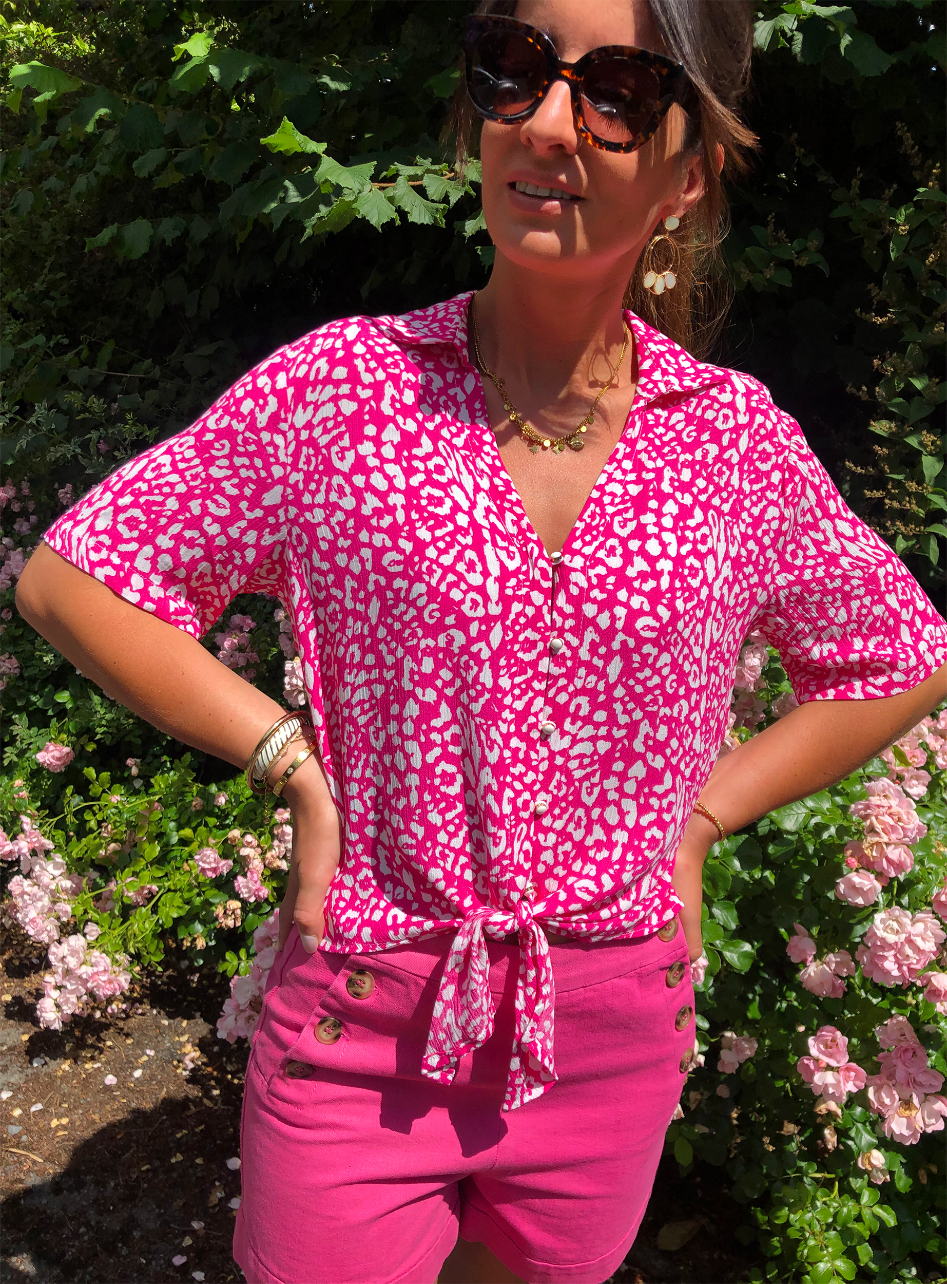 Laissez-vous séduire par notre blouse AMANDA et son joli imprimé animal coloré, rose fuchsia ! Aussi agréable que stylée, elle a tout bon. Joli décolleté en V avec petits boutons Manches courtes 2 pans à nouer à la taille Matière fluide agréable à porter