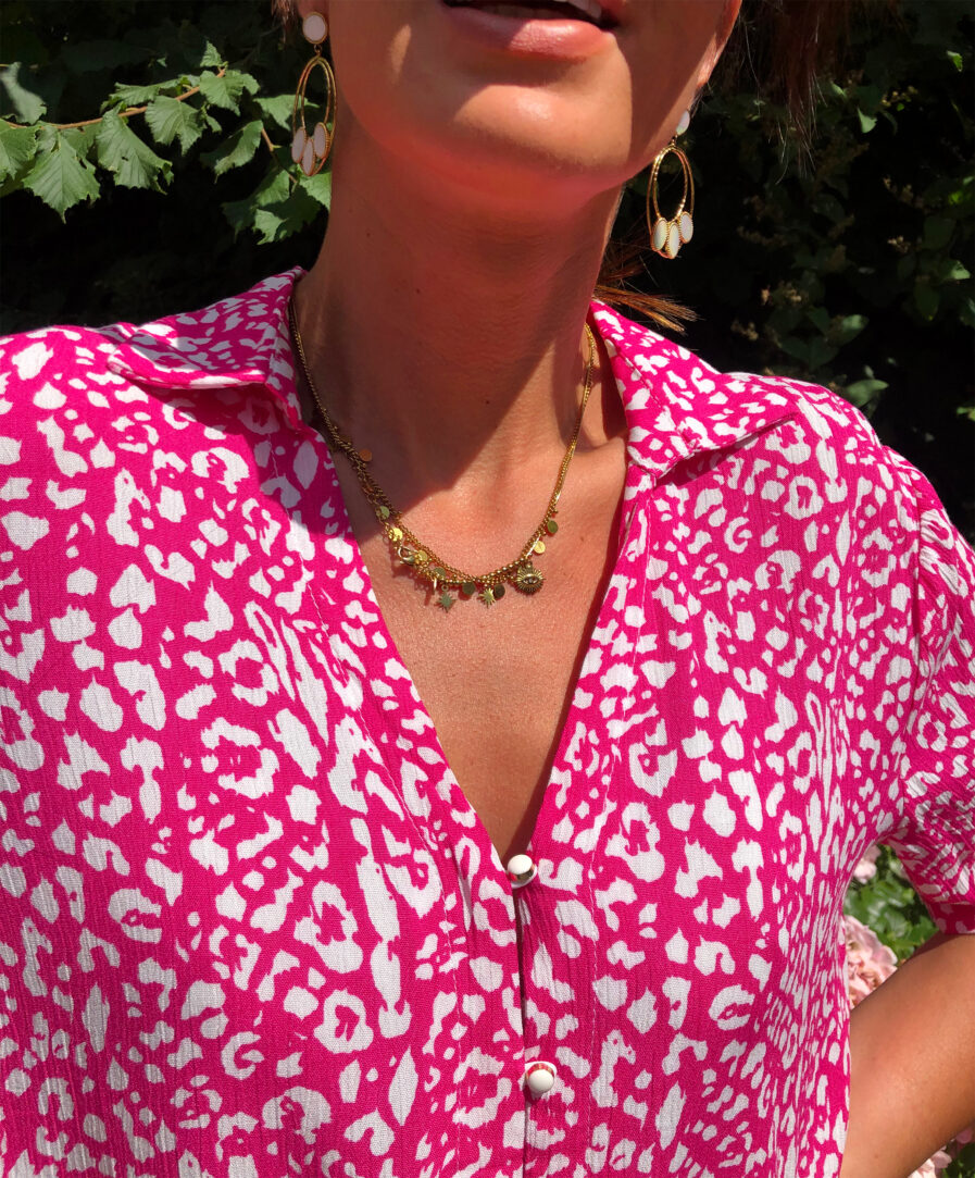 Laissez-vous séduire par notre blouse AMANDA et son joli imprimé animal coloré, rose fuchsia ! Aussi agréable que stylée, elle a tout bon. Joli décolleté en V avec petits boutons Manches courtes 2 pans à nouer à la taille Matière fluide agréable à porter