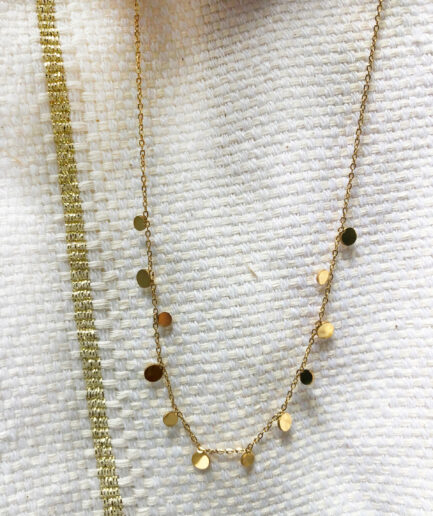 Optez pour la simplicité et le charme de Silvia, notre nouveau collier aux délicates pampilles dorées ! Dimensions : 44 cm de longueur dont 6 cm réglable Acier inoxydable : résiste à l’eau, ne noircit pas