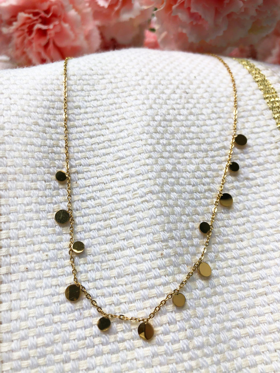 Optez pour la simplicité et le charme de Silvia, notre nouveau collier aux délicates pampilles dorées ! Dimensions : 44 cm de longueur dont 6 cm réglable Acier inoxydable : résiste à l’eau, ne noircit pas