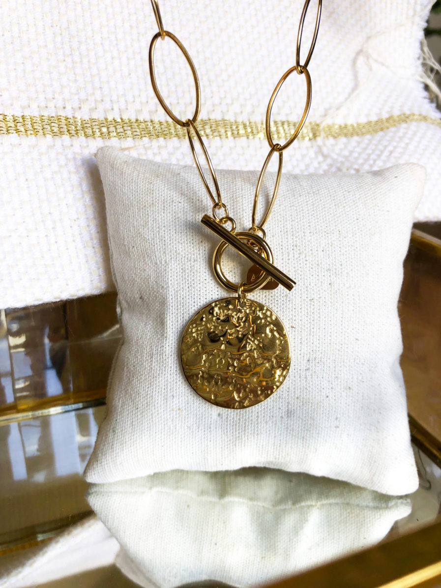 TIA, notre joli collier doré avec médaille à effet martelé. Il apportera une touche de lumière et de style à votre look ! Longueur collier : 40 cm Modèle en acier inoxydable Résiste à l’eau, ne noircit pas