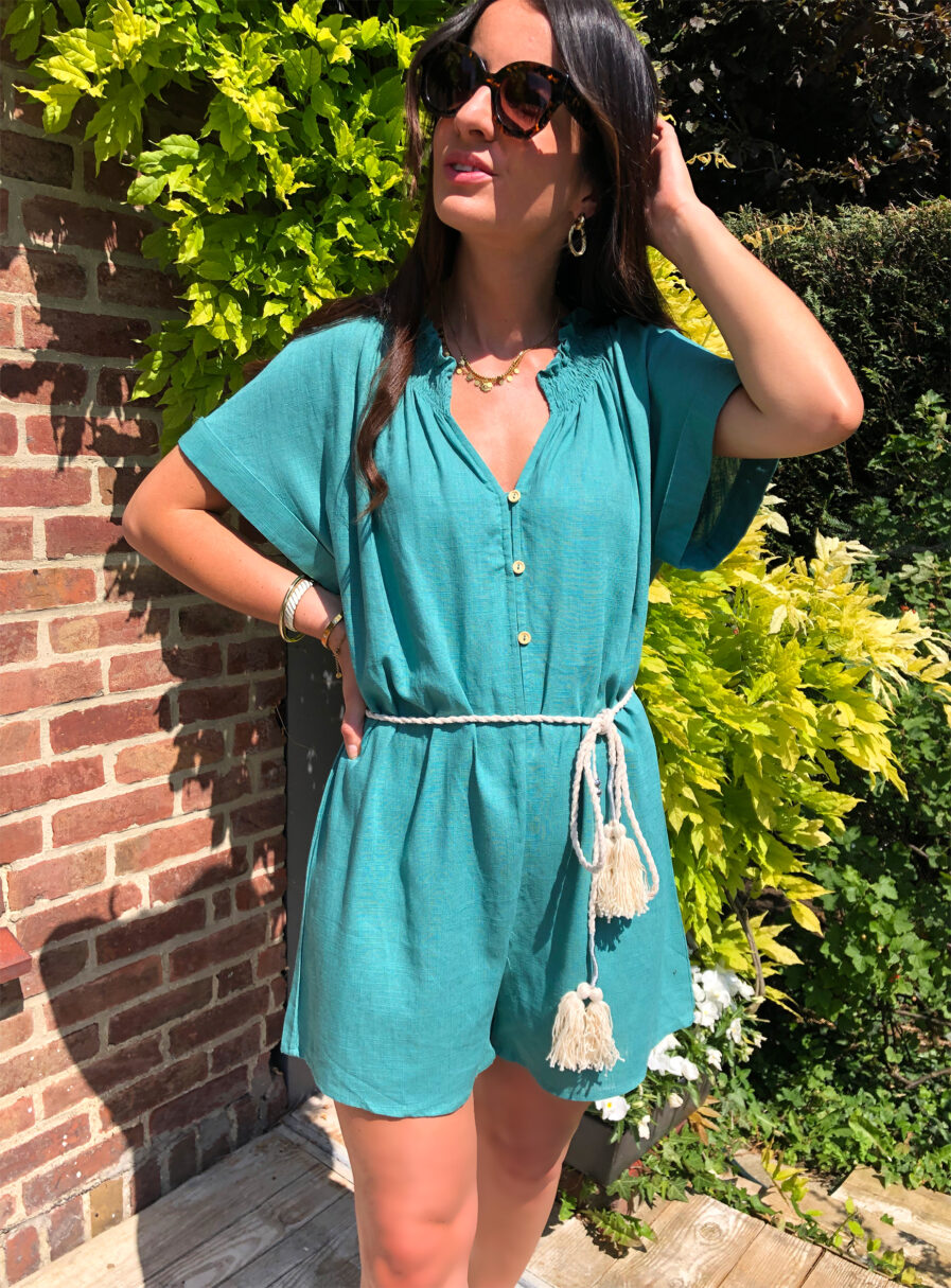 Vous allez adorer notre combishort LOUANE pour son style casual chic et son confort ! A porter en toute occasion ! Confectionnée en lin, elle sera agréable à porter lors des journées ensoleillées Joli décolleté V Liens pompons à nouer à la taille On aime : – son look casual chic – la porter avec une paire de baskets pour un look décontracté ou une paire de sandales pour un look plus girly