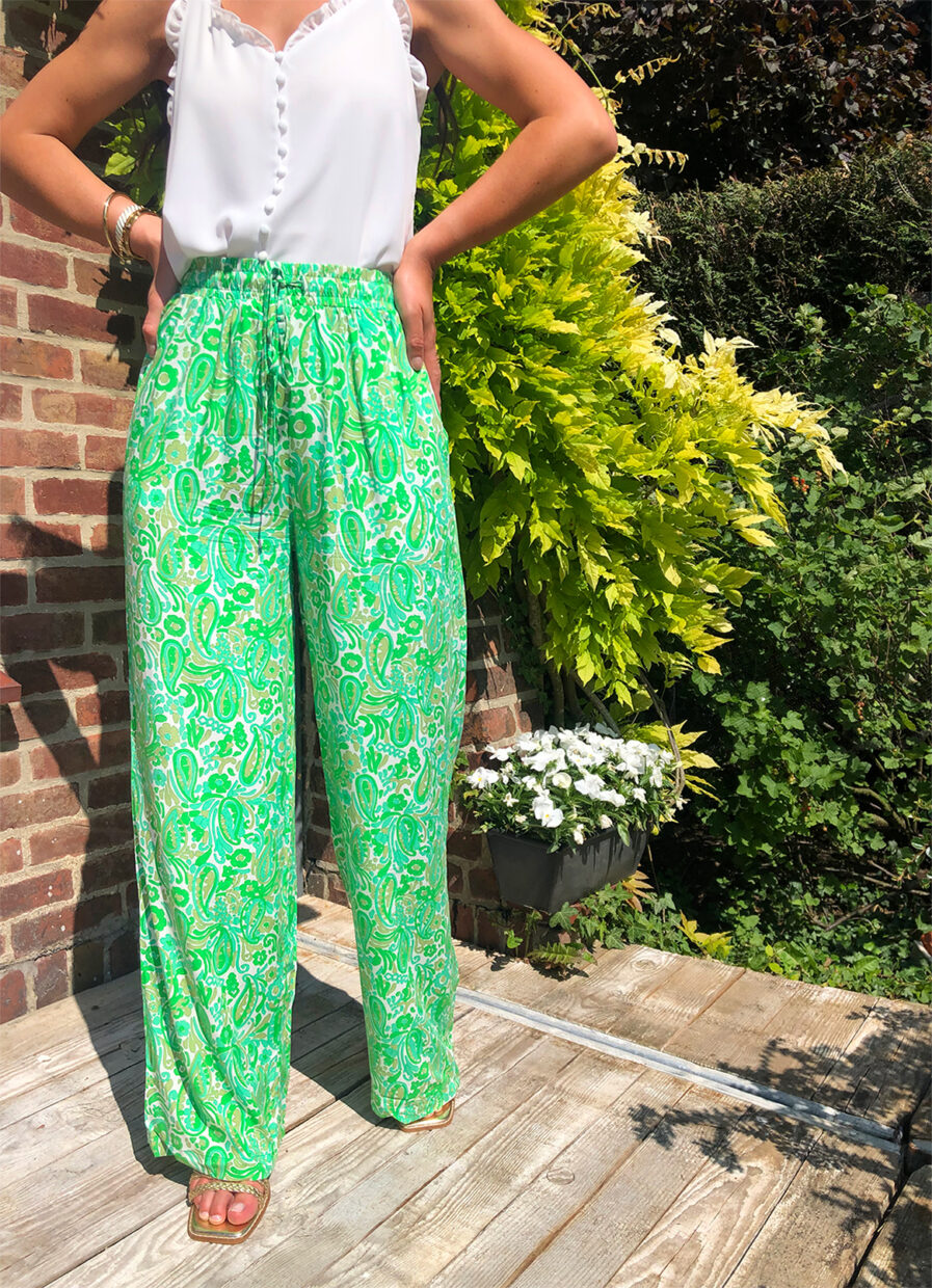 Avec sa coupe large et son motif floral vert, ce pantalon offre une touche d’originalité à votre silhouette ! – Coupe large – Tissu fluide – Taille élastiquée avec lien resserrable – Deux poches sur les côtés On aime le porter avec un petit haut blanc, des sandales et un panier en osier pour un look estival vitaminé !