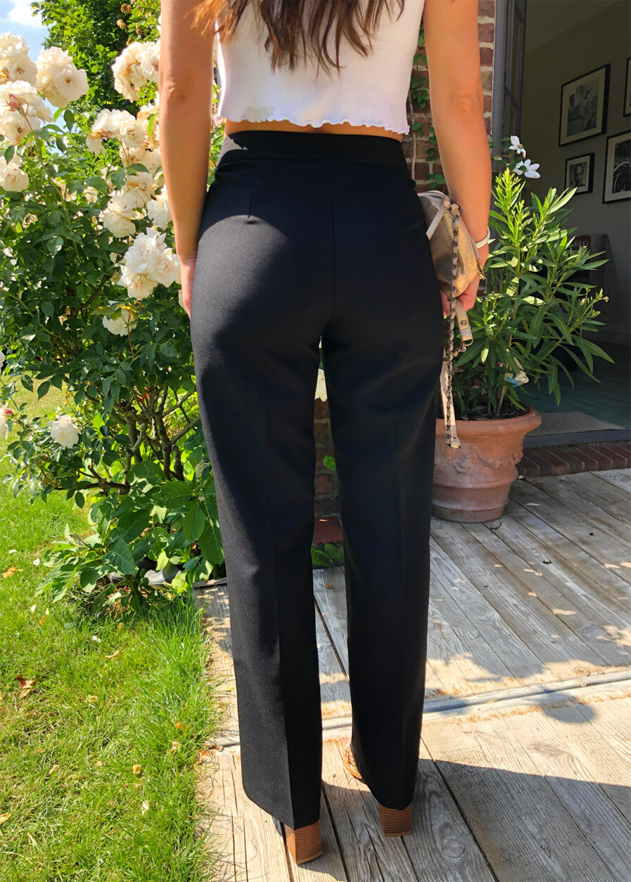 Voici TOM, notre nouveau pantalon taille haute à ponts dans son coloris noir, intemporel ! Coupe large sur le bas de la jambe et ajusté à la cuisse, il mettra votre taille en valeur On aime le porter avec une paire de baskets ou de talons, pour un look trendy chic !