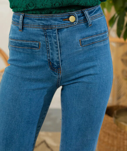 MARCO est notre jean bleu chouchou super bien coupé ! • Coupe évasée en bas de jambes • Deux fausses poches à l’avant • Passants à la ceinture • Modèle déposé