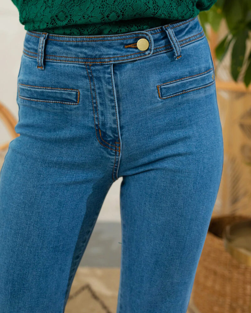 MARCO est notre jean bleu chouchou super bien coupé ! • Coupe évasée en bas de jambes • Deux fausses poches à l’avant • Passants à la ceinture • Modèle déposé