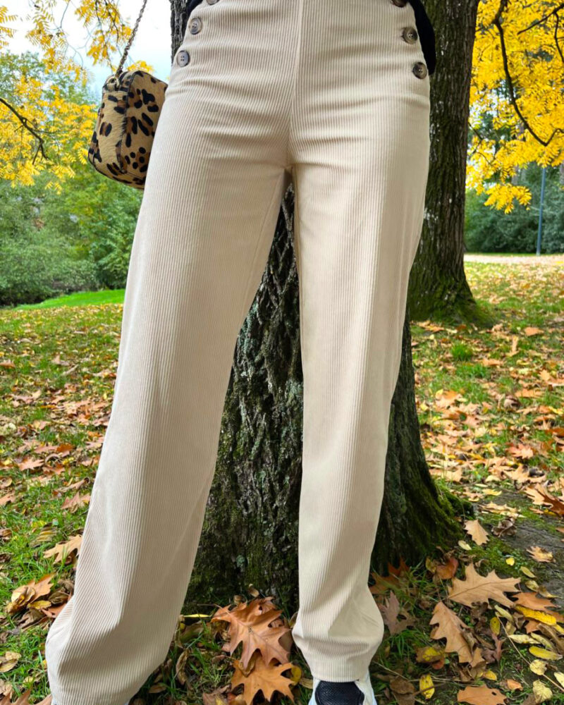 Vous allez craquer pour notre nouveau pantalon Ugo ! Ce pantalon tout doux vous accompagnera tout au long de l'automne ! Pantalon à ponts Pantalon en velour Pantalon côtelé Boutons à l'avant Tout doux On aime le porter avec une paire de baskets et un pull pour un look cosy et chaud !