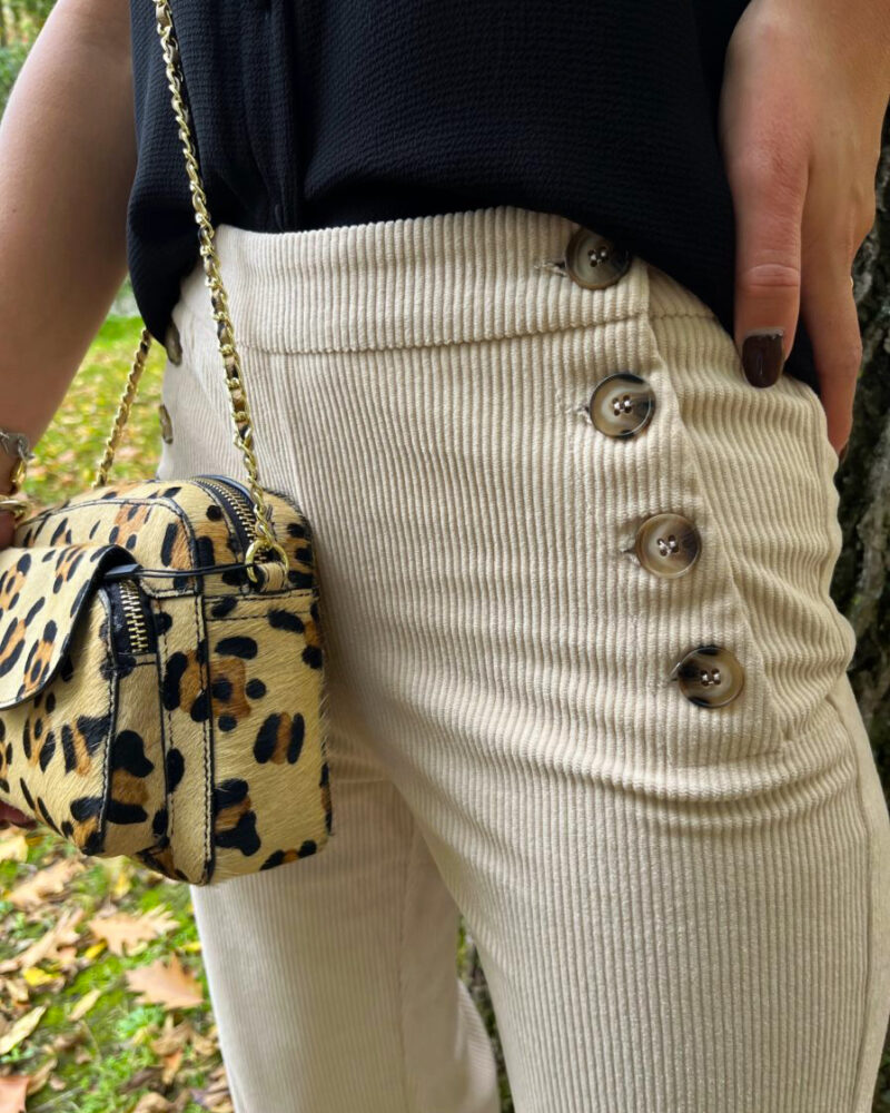 Vous allez craquer pour notre nouveau pantalon Ugo ! Ce pantalon tout doux vous accompagnera tout au long de l'automne ! Pantalon à ponts Pantalon en velour Pantalon côtelé Boutons à l'avant Tout doux On aime le porter avec une paire de baskets et un pull pour un look cosy et chaud !