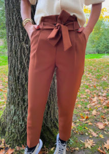 Agathe est l’indémodable pantalon fluide taille haute ! On est fan de son coloris ocre très tendance cette saison Ceinture à nouer à la taille Taille élastique (s’adapte aux morphologies) 2 poches côtés On aime : – Sa coupe fluide agréable à porter – Son coloris doux et lumineux