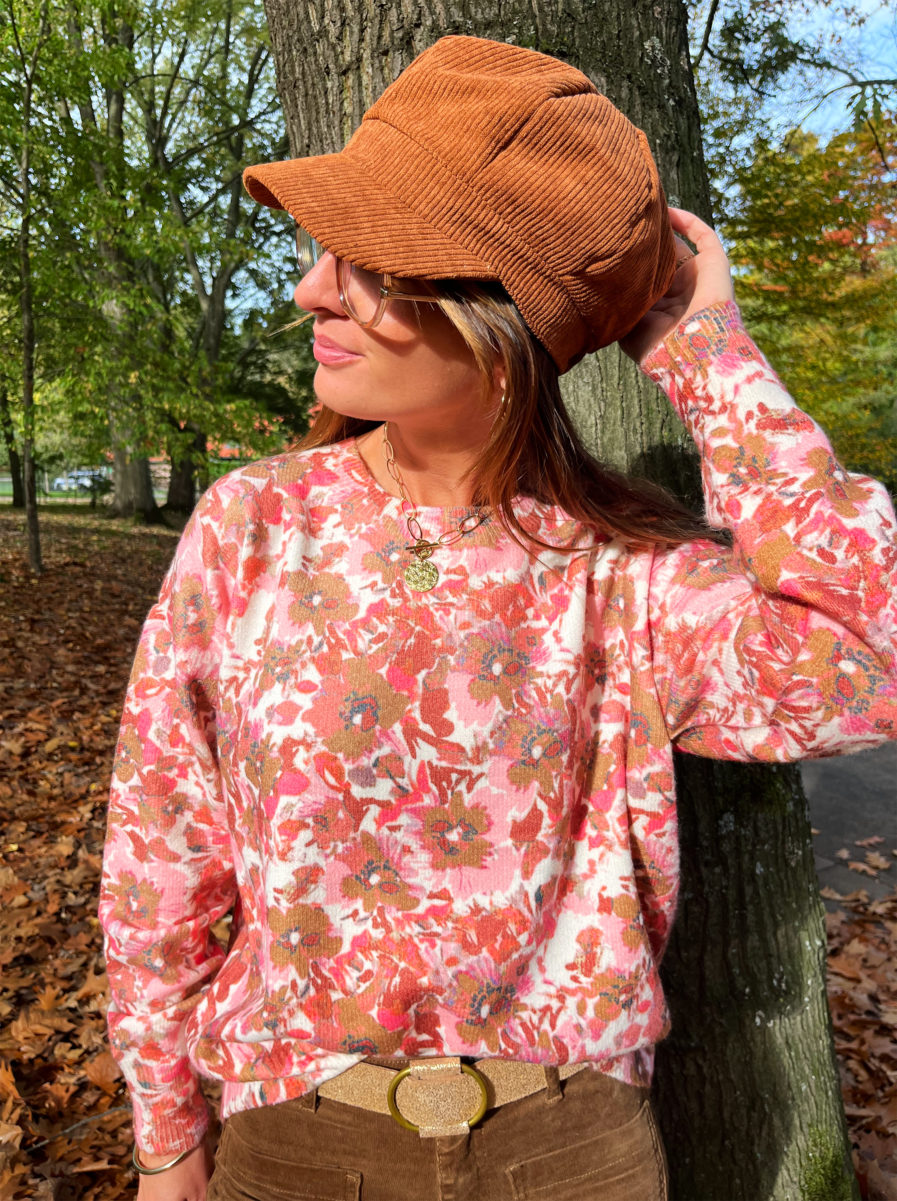 Vous ne pourrez pas résister à notre nouveau pull Léa ! Son imprimé fleuri et ses jolies couleurs vous donneront envie de craquer ! Léa est LA pièce ultra tendance à avoir dans son dressing ! Imprimé fleuri Col rond Manches longues Ultra doux On aime le porter avec notre pantalon Ugo ou notre pantalon Lana ! Associer le à des bijoux dorés et à un sac lumineux ! Taille unique ( convient de la taille 34 à 40 )