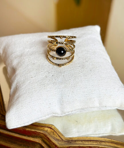 Adoptez notre nouvelle bague Ambre à porter avec une tenue sobre et élégante Bague dorée avec pierre Agate noire Acier inoxydable Ne noircit pas Résiste à l’eau Ajustable