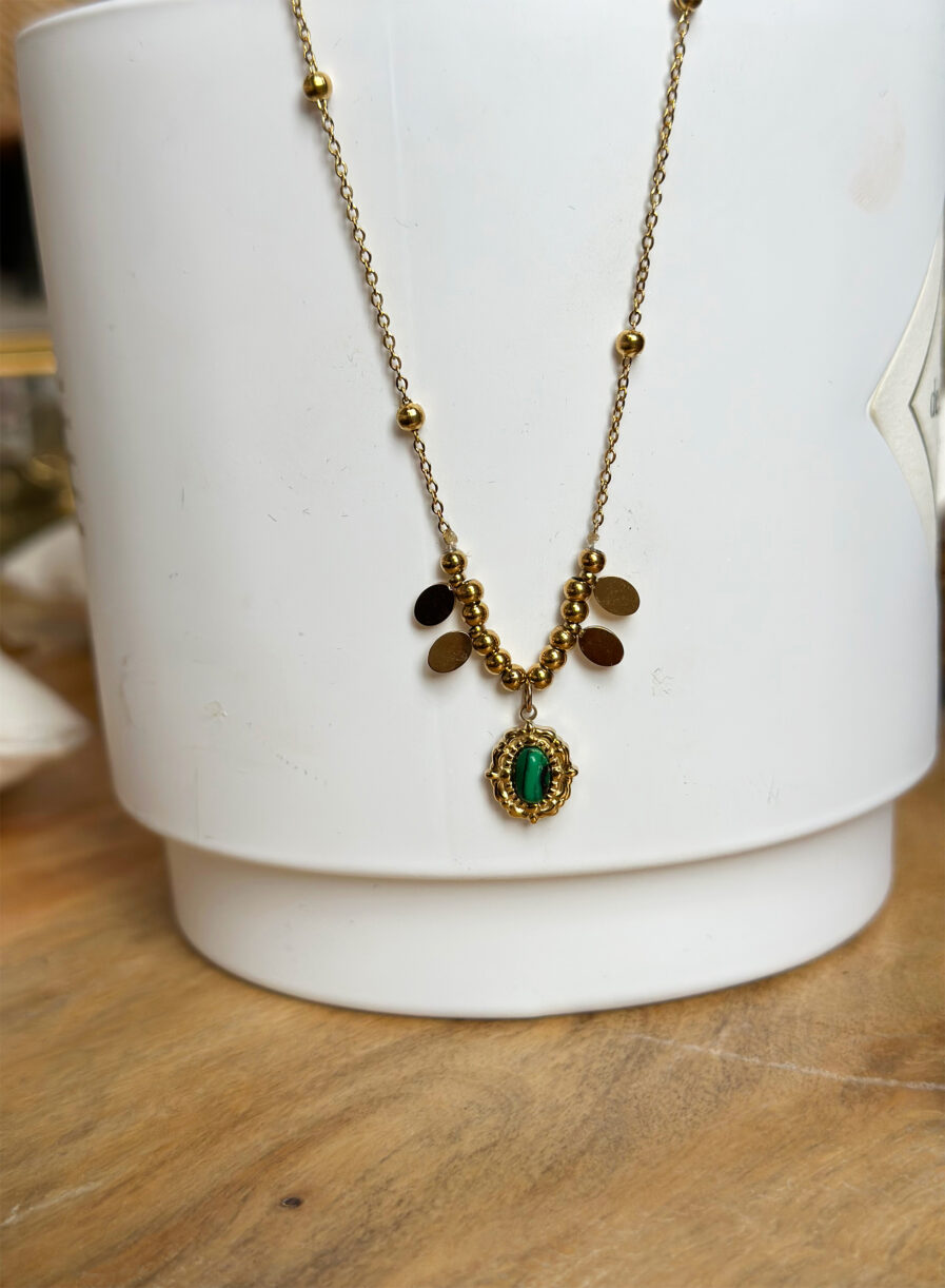 Adoptez le superbe collier Nelya, avec sa splendide pierre malachite ! Dimensions : 43 cm de longueur dont 6 cm réglable Acier inoxydable Résiste à l’eau Ne noircit pas