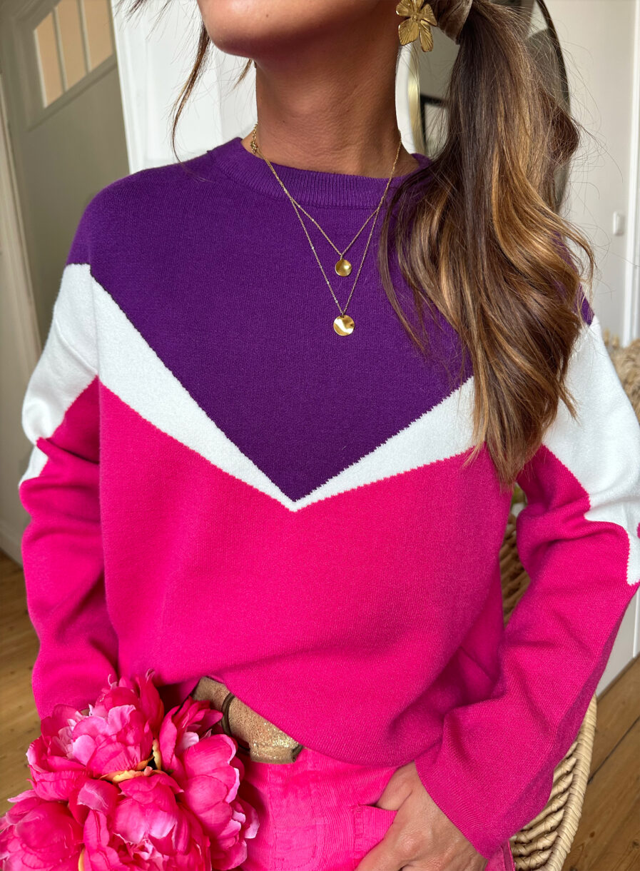 ROMY est un pull tricolore à base de blanc, fuchsia et violet. Encolure ronde Maille toute douce