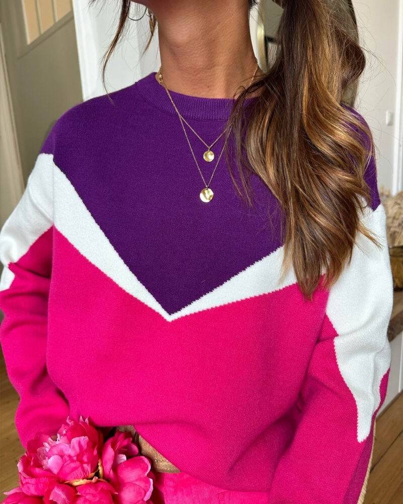 ROMY est un pull tricolore à base de blanc, fuchsia et violet. Encolure ronde Maille toute douce