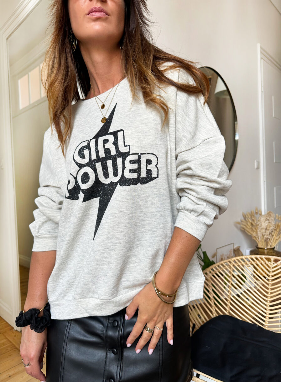 Sweat gris oversize en coton Col rond Jolie inscription “GIRL POWER” pailletée Vous êtes une femme forte ? Montrez-le !