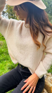 Notre Gilet Molly fait son grand retour cet hiver ! Il est idéal pour rester au chaud où que l’on soit ou bien être chic même depuis chez soi. Le parfait mariage entre délicatesse et confort. Sa couleur écru aussi douce que sa matière ajoutera une touche d’élégance à vos looks ! Sélectionné juste pour vous, le gilet MOLLY est le must-have de toutes Piplettes ! Modèle réversible, vous pouvez le porter avec le décolleté à l’avant ou bien à l’arrière. Mille possibilités s’offrent à vous ! Une coupe légèrement oversize qui vous permet de le superposer sur votre plus belle blouse ou robe Fabriqué en Italie.