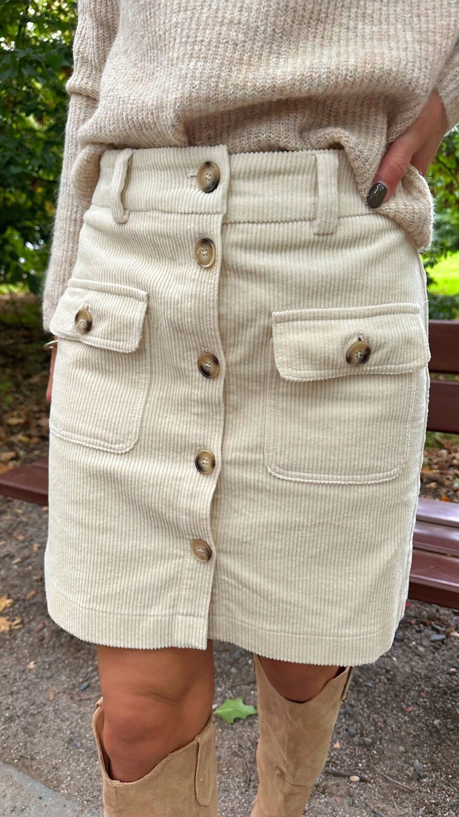 MARIE est une superbe jupe en velours, grosse tendance de la saison ! On craque pour le détail de ses boutons écaille de tortue. Cette pièce rejoint notre gamme en fibres naturelles avec son tissu en coton. Velours côtelé Taille mi-haute avec une patte de boutonnage. Deux poches Coupe droite