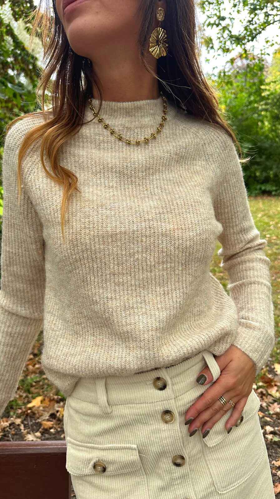 Notre nouveau pull Seyana beige tout doux sera parfait pour la saison automnale ! Coupe droite Col rond Maille douce Modèle chaud, idéal pour les jours plus froids Il sera parfait sous une veste mi-saison ou en superposition au dessus d’une robe avec une jolie paire de bottines ou de baskets !