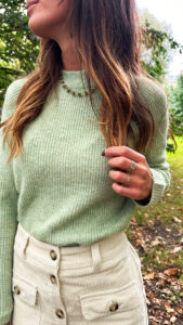 Notre nouveau pull Seyana vert pistache tout doux sera parfait pour l’hiver ! Coupe droite Col rond Maille douce Modèle chaud, idéal pour les jours plus froids Il sera parfait sous une veste mi-saison ou en superposition au dessus d’une robe avec une jolie paire de bottines ou de baskets !