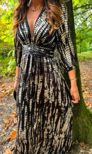 Coup de coeur pour notre nouvelle robe longue ANNABELLE ! Ultra canon avec ses effets de transparence et son motif animalier noir et ecru, elle saura vous rendre ultra tendance! Motif animalier façon reptile Joli décolleté plongeant Empiècement sous poitrine Manches 3/4 Effet de transparence au niveau des manches Modèle doublé Vous pouvez l’associer à des pièces en cuir et de beaux bijoux dorés ! Adoptez la pour vos plus beaux looks de soirée !