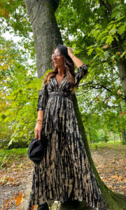 Coup de coeur pour notre nouvelle robe longue ANNABELLE ! Ultra canon avec ses effets de transparence et son motif animalier noir et ecru, elle saura vous rendre ultra tendance! Motif animalier façon reptile Joli décolleté plongeant Empiècement sous poitrine Manches 3/4 Effet de transparence au niveau des manches Modèle doublé Vous pouvez l’associer à des pièces en cuir et de beaux bijoux dorés ! Adoptez la pour vos plus beaux looks de soirée !