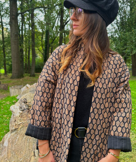 MARTA est la veste tendance de la saison ! Veste matelassée ouverte, fond noir avec un imprimé feuilles dans les tons marron.. Deux poches ouvertes sur le devant. Entièrement doublée en polyester Fabriquée en Italie