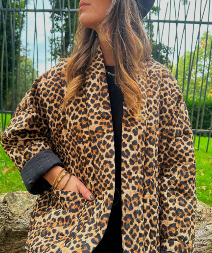 MARTA est la veste tendance de la saison ! Veste matelassée ouverte, avec un imprimé léopard dans les tons marron et noir. Deux poches ouvertes sur le devant. Entièrement doublée en polyester Fabriquée en Italie