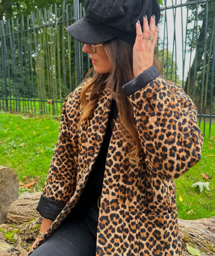 MARTA est la veste tendance de la saison ! Veste matelassée ouverte, avec un imprimé léopard dans les tons marron et noir. Deux poches ouvertes sur le devant. Entièrement doublée en polyester Fabriquée en Italie