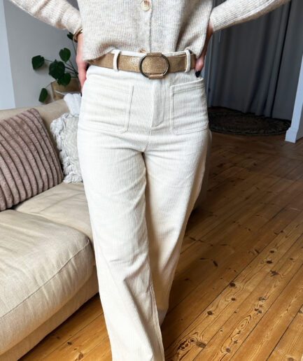 Notre nouveau Pantalon Elyo évasé ambiance 60’s et sa finition côtelée qui ajoute de l’élégance et de la finesse. Pour les amoureuses du velours, on a pensé à vous avec cette matière douce et agréable au toucher. Cette pièce rejoint notre gamme en fibres naturelles. On aime le porter avec : Un sweat pour le côté sportswear, une marinière pour une allure parisienne chic, ou une blouse en dentelle pour un style bohèm
