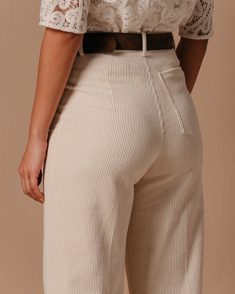 Notre nouveau Pantalon Elyo évasé ambiance 60’s et sa finition côtelée qui ajoute de l’élégance et de la finesse. Pour les amoureuses du velours, on a pensé à vous avec cette matière douce et agréable au toucher. Cette pièce rejoint notre gamme en fibres naturelles. On aime le porter avec : Un sweat pour le côté sportswear, une marinière pour une allure parisienne chic, ou une blouse en dentelle pour un style bohème et romantique.