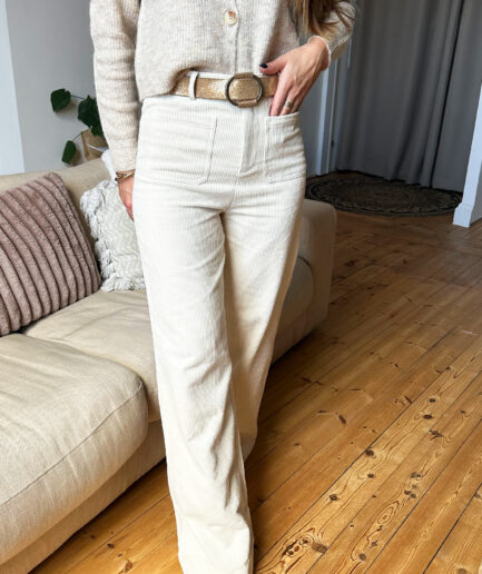 Notre nouveau Pantalon Elyo évasé ambiance 60’s et sa finition côtelée qui ajoute de l’élégance et de la finesse. Pour les amoureuses du velours, on a pensé à vous avec cette matière douce et agréable au toucher. Cette pièce rejoint notre gamme en fibres naturelles. On aime le porter avec : Un sweat pour le côté sportswear, une marinière pour une allure parisienne chic, ou une blouse en dentelle pour un style bohèm