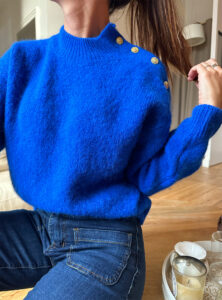 Julie est une maille douce et moelleuse avec 4 boutons dorés sur les épaules. On la porte à même la peau Composé de 30% de baby Alpaga, ce pull vous tiendra chaud et vous donnera bonne mine grâce à sa jolie couleur Bleu Royal. On le porte facilement avec un jean ou au dessus d’une robe ! Fabriqué en Italie