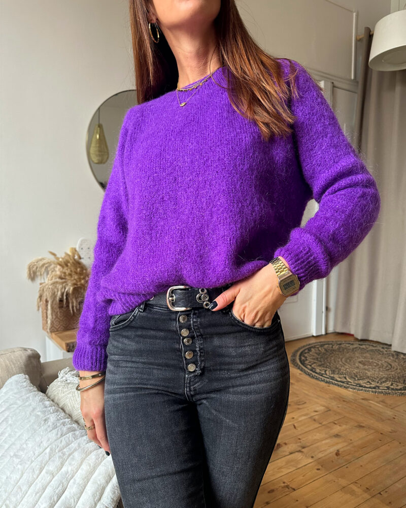 SUNNY est une maille douce et moelleuse ! On la porte à même la peau Composé de 20% de mohair, ce pull vous tiendra chaud et vous donnera bonne mine grâce à sa jolie couleur Violet. On le porte facilement avec un jean ou au dessus d’une robe ! Fabriqué en Italie