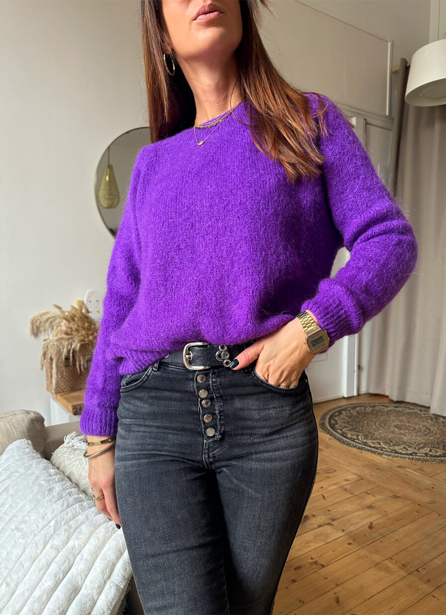 SUNNY est une maille douce et moelleuse ! On la porte à même la peau Composé de 20% de mohair, ce pull vous tiendra chaud et vous donnera bonne mine grâce à sa jolie couleur Violet. On le porte facilement avec un jean ou au dessus d’une robe ! Fabriqué en Italie