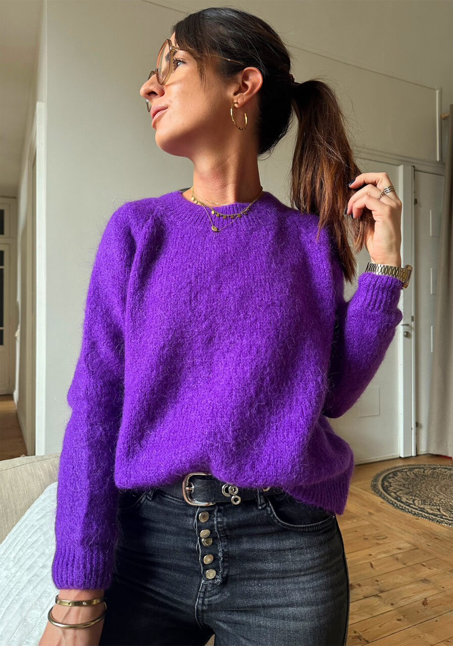 SUNNY est une maille douce et moelleuse ! On la porte à même la peau Composé de 20% de mohair, ce pull vous tiendra chaud et vous donnera bonne mine grâce à sa jolie couleur Violet. On le porte facilement avec un jean ou au dessus d’une robe ! Fabriqué en Italie