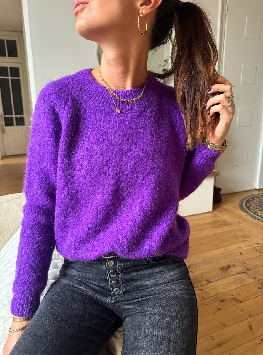 SUNNY est une maille douce et moelleuse ! On la porte à même la peau Composé de 20% de mohair, ce pull vous tiendra chaud et vous donnera bonne mine grâce à sa jolie couleur Violet. On le porte facilement avec un jean ou au dessus d’une robe ! Fabriqué en Italie