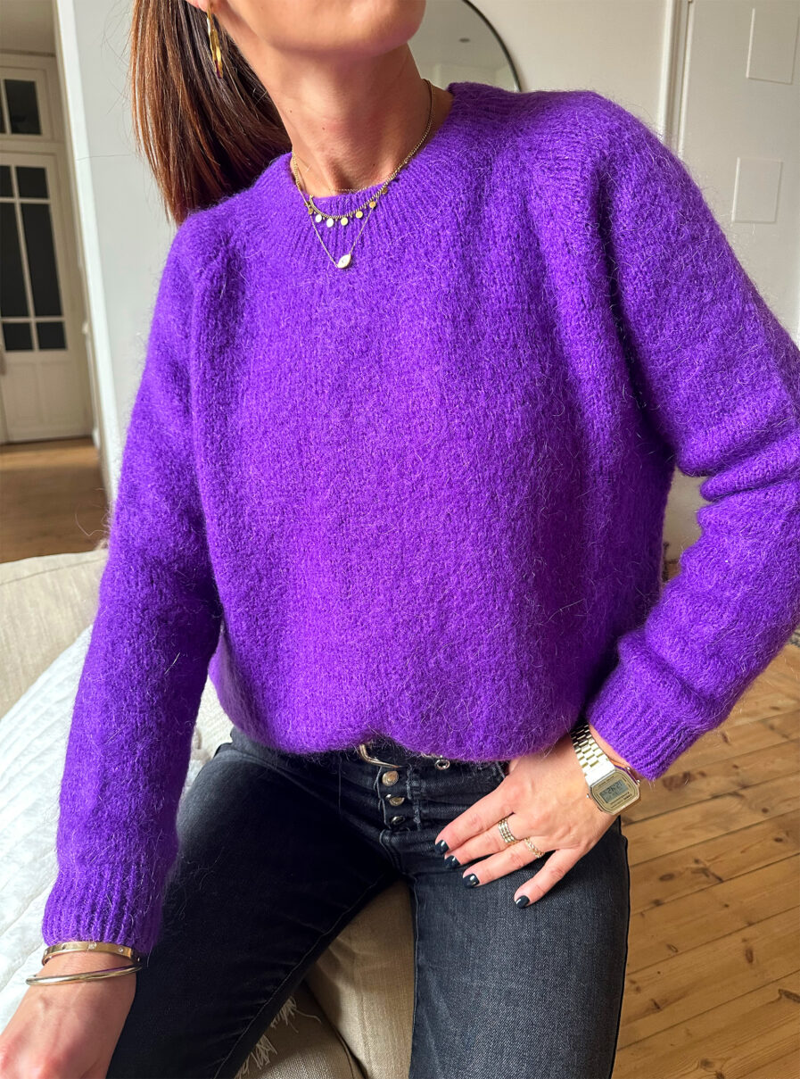 SUNNY est une maille douce et moelleuse ! On la porte à même la peau Composé de 20% de mohair, ce pull vous tiendra chaud et vous donnera bonne mine grâce à sa jolie couleur Violet. On le porte facilement avec un jean ou au dessus d’une robe ! Fabriqué en Italie