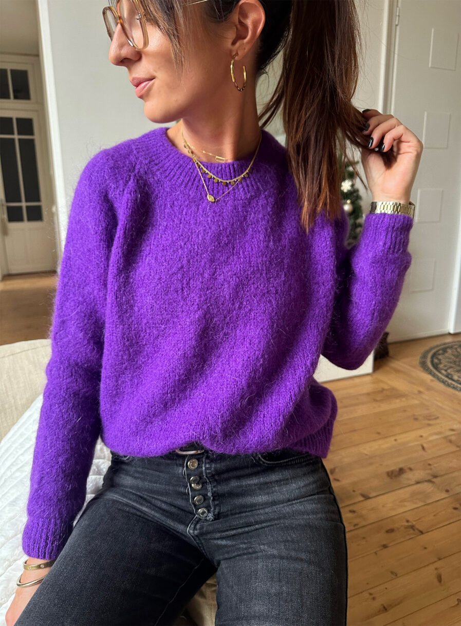 SUNNY est une maille douce et moelleuse ! On la porte à même la peau Composé de 20% de mohair, ce pull vous tiendra chaud et vous donnera bonne mine grâce à sa jolie couleur Violet. On le porte facilement avec un jean ou au dessus d’une robe ! Fabriqué en Italie