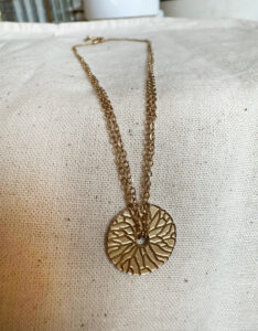 Craquez pour Oppia ce sublime double collier avec son médaillon Dimensions : 43 cm de longueur dont 5 cm réglables Acier inoxydable Résiste à l’eau Ne noircit pas